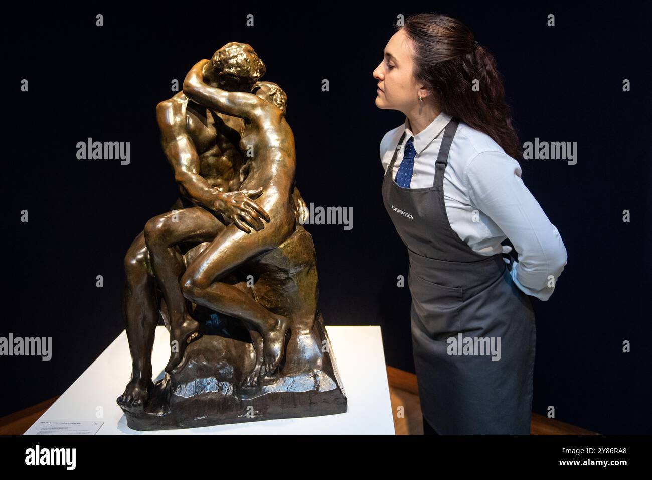 Londra, Inghilterra, Regno Unito. 3 ottobre 2024. Il tecnico di Christie guarda le Baiser di Auguste Rodin durante un'anteprima stampa per il London Evening sale del XX/XXI secolo da Christie's.. L'opera d'arte è stimata a 900.000 GBP "« 1.200.000 GBP e sarà messa all'asta il 9 ottobre 2024. (Credit Image: © Thomas Krych/ZUMA Press Wire) SOLO PER USO EDITORIALE! Non per USO commerciale! Foto Stock