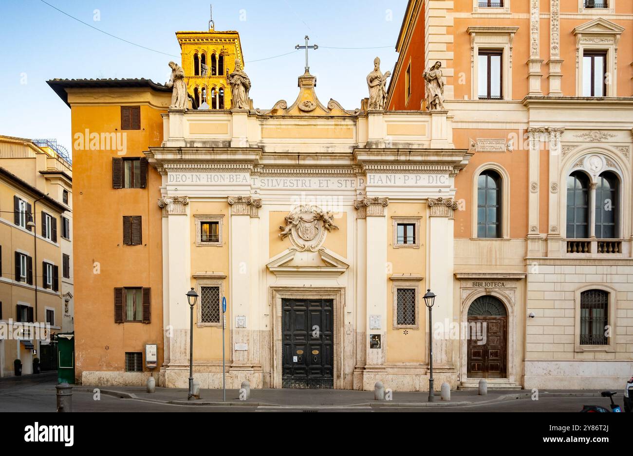 Roma, Italia, Basilica San Silvestro in Capite (Sancti Silvestri in Capite) in Piazza di San Silvestro, solo editoriale. Foto Stock