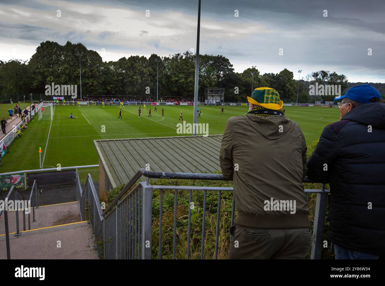 I tifosi di casa che guardano mentre i giocatori di casa celebrano il loro gol di apertura mentre il Caernarfon Town (in giallo) gioca Crusaders in una conferenza Europa per primo q Foto Stock