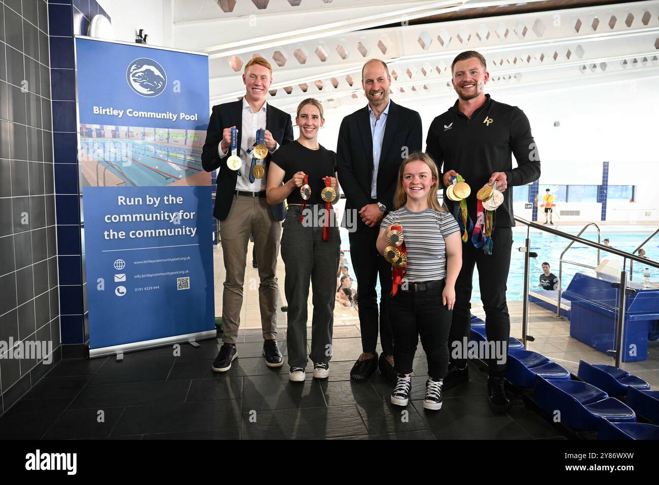 Il Principe di Galles posa per una foto con gli olimpici e i paraladici Adam Peaty (a destra), Tom Dean (a sinistra), Maisie Summers-Newton (in avanti a destra) e Louise Fiddes (in seconda a sinistra) durante una visita al Birtley Community Pool a Birtley, Tyne and Wear, per celebrare la sua riapertura e sottolineare l'importanza di avere accesso al nuoto. Data foto: Giovedì 3 ottobre 2024. Foto Stock