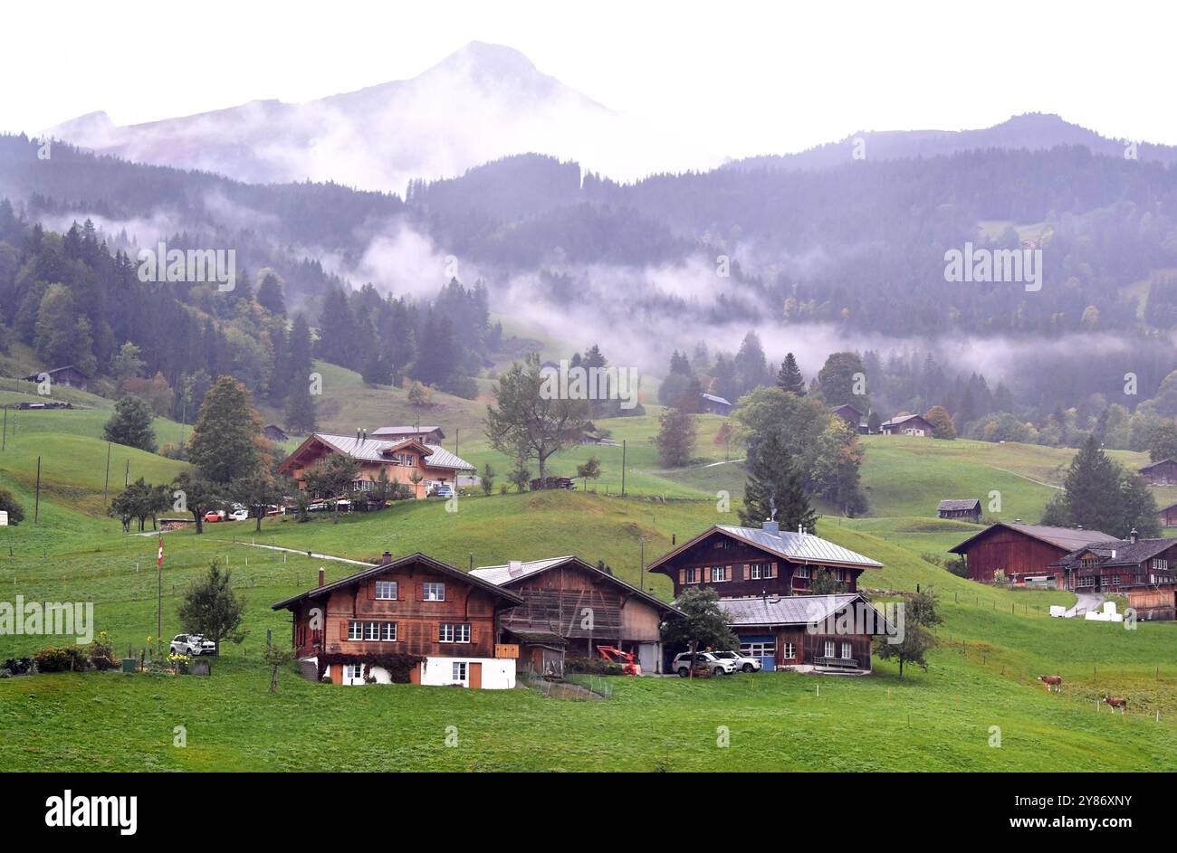 Grindelwald. 1 ottobre 2024. Questa foto del 1° ottobre 2024 mostra lo scenario della regione di Jungfrau in Svizzera. Jungfrau è una delle principali vette delle Alpi Bernesi, a 4.158 metri sul livello del mare. Nel 2001, l'UNESCO ha inserito le Alpi svizzere Jungfrau-Aletsch tra i siti patrimonio dell'umanità. Crediti: Lian Yi/Xinhua/Alamy Live News Foto Stock