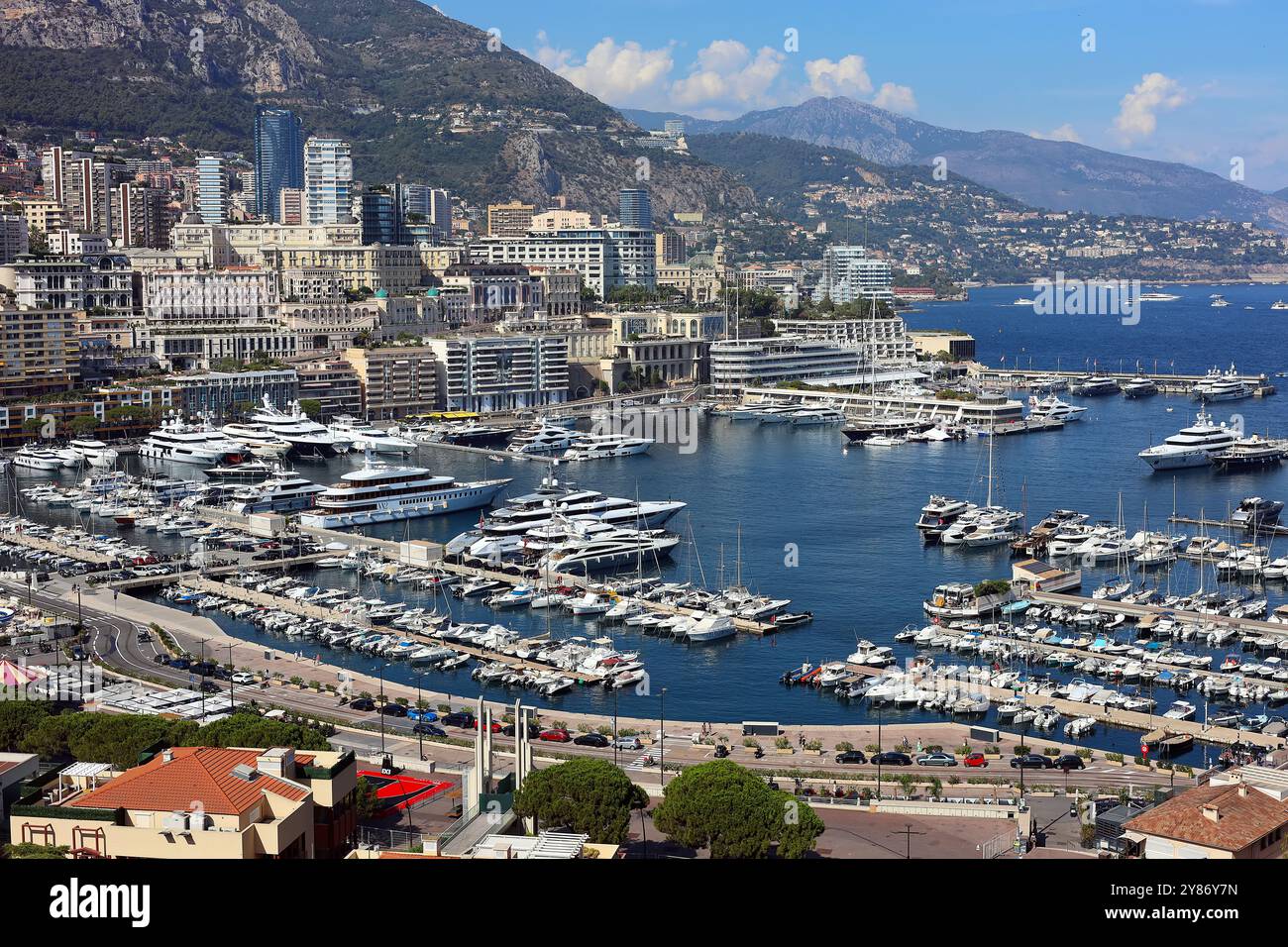 Paesaggio urbano del Principato di Monaco: Vista panoramica del porto e degli hotel nel quartiere Fontvielle di Monaco da Capo d'Ail Foto Stock