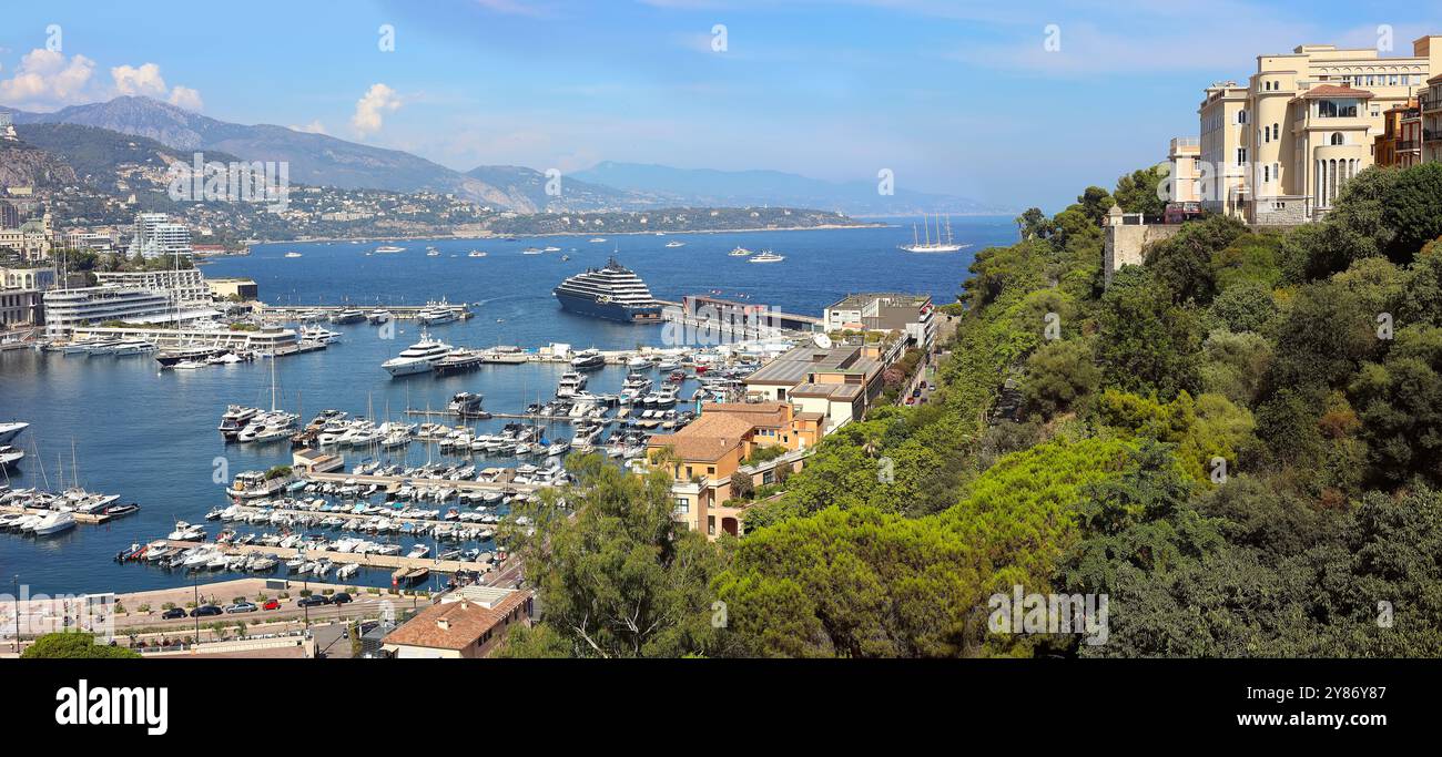 Paesaggio urbano del Principato di Monaco: Vista panoramica del porto e degli hotel nel quartiere Fontvielle di Monaco da Capo d'Ail Foto Stock