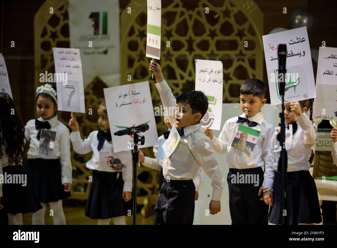 Gaziantep, Turchia. 18 marzo 2022. I bambini cantano e si esibiscono in una festa per commemorare l'undicesimo anniversario della rivoluzione siriana, nella città turca meridionale di Gaziantep. Un gruppo musicale di musicisti siriani, due dei quali hanno perso la vista durante la guerra, ha suonato all'evento. Il partito era stato organizzato dalla “Pioneers Organization for Cooperation and Development” (organizzazione pionieri per la cooperazione e lo sviluppo) Foto Stock