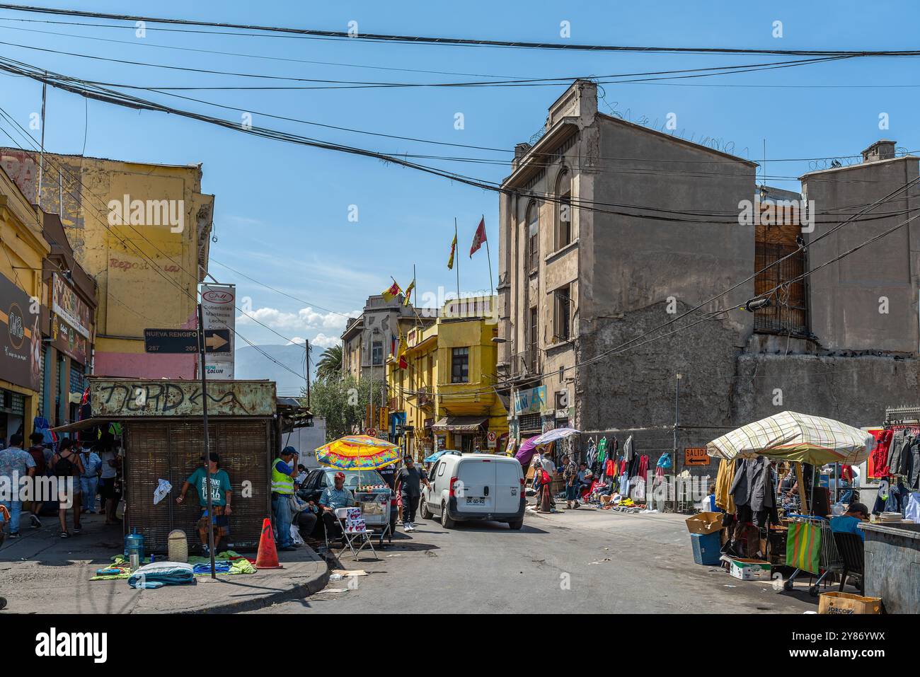 Mercato di strada nel quartiere centrale Vega di Santiago, Cile Foto Stock