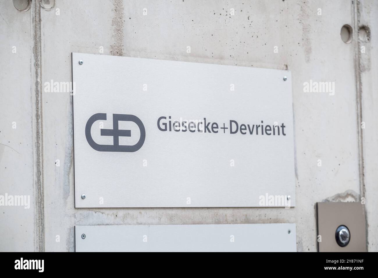 Die GieseckeDevrient GmbH GD ist ein inhabergeführter, internationaler Konzern Hidden Champion mit Hauptsitz in der Prinzregentenstraße in München, der sich vom Hersteller von Banknoten, Substraten, Banknotenbearbeitungsmaschinen, Wertpapieren, Ausweisen Personalausweise und Reisepässe und Zahlungskarten zu einenolom Anbieter von Sicheren Identitäten, Infracherechetungen Konnektivität Digithecheten en en en en en en en en en en en en en en,. Hier Die Druckerei in der Leipziger Filiale im Bereich Goldschmidt und Nürnbergerstraße. Giesecke und Devrient druckt a Lipsia, u.d. Euro Gelscheine Foto Stock