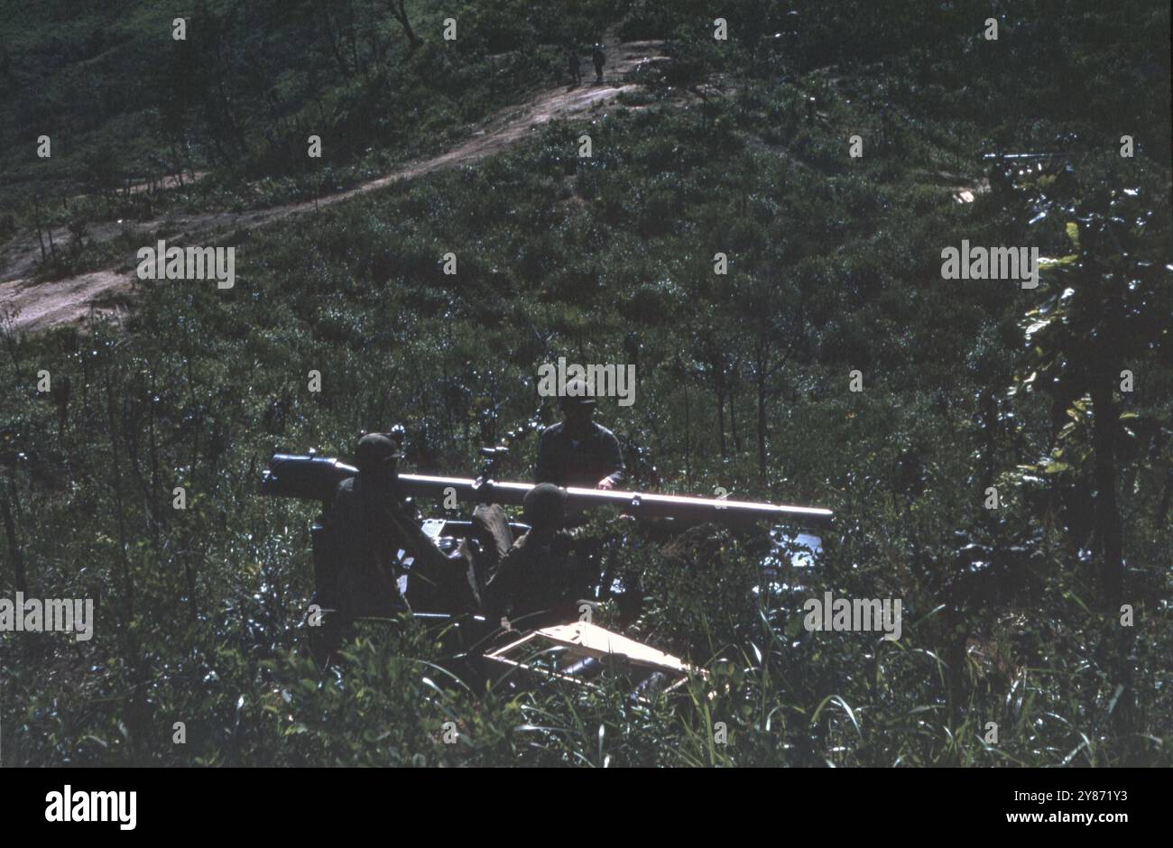 USA / US Army Jepp Willys MC / Utility Truck M38 con fucile senza rinculo M40 da 105 mm - con sede in Corea del Sud / Repubblica di Corea poco dopo l'accordo di cessate il fuoco del 1953 Foto Stock