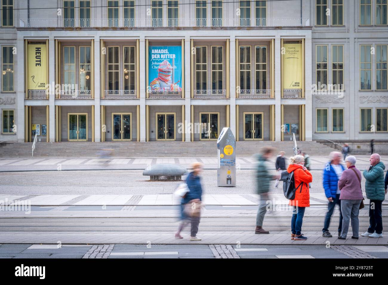 Die Oper Leipzig ist ein Drei-Sparten-Theater, bestehend aus der eigentlichen Oper, dem Leipziger Ballett und der Musikalischen Komödie Operette und Musical. 1 Sie ist neben Gewandhaus, Schauspiel und Theater der Jungen Welt einer der kulturellen Eigenbetriebe der Stadt Leipzig. Die Oper Leipzig betreibt zwei Spielstätten: DAS Opernhaus am Augustusplatz in der Innenstadt für Oper und Ballett und das Haus Dreilinden im Stadtteil Lindenau Musikalische Komödie. Die Oper Leipzig steht in der Tradition von mittlerweile 330 Jahren Musiktheaterpflege a Lipsia. 1693 wurde das erste Leipziger Opernha Foto Stock