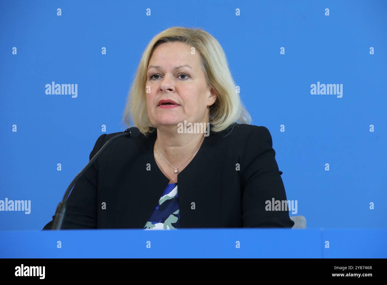 Berlino, Germania, 2 ottobre 2024. Il ministro federale tedesco degli interni e della patria, Nancy Faeser, durante una conferenza stampa. Foto Stock