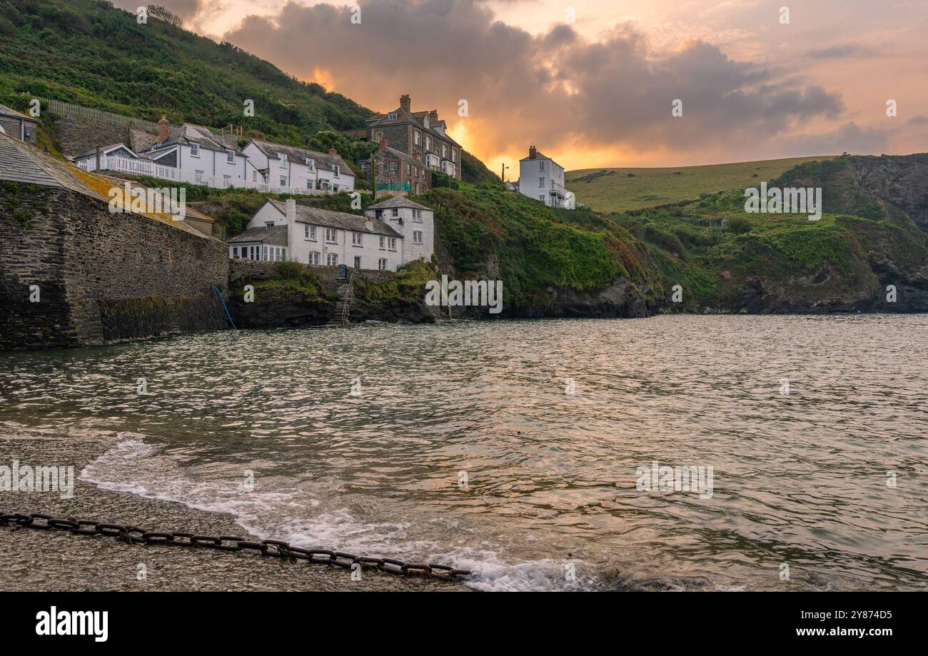 Porto di Port Isaac al tramonto, Cornovaglia, Inghilterra Foto Stock