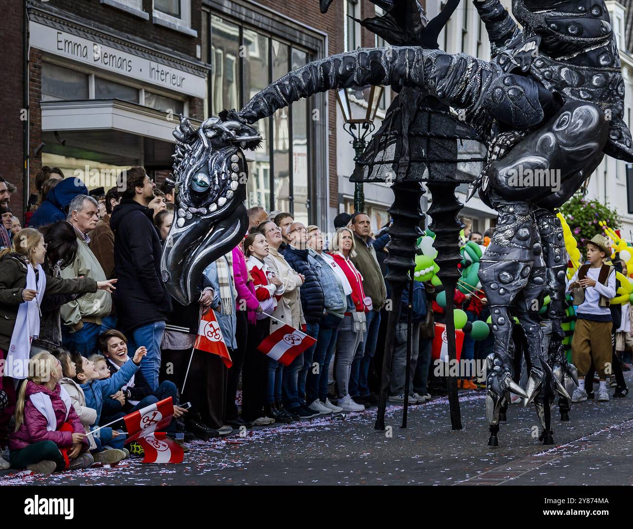 LEIDEN - i festaioli guardano la Grand Parade 'Leidse Streken' durante la celebrazione dei 450 anni di Leidens Ontzet. La celebrazione nel centro di Leida presenta numerose festività per commemorare la liberazione di Leida dalla presa dell'assedio spagnolo, il 3 ottobre 1574. ANP REMKO DE WAAL paesi bassi - uscita belgio Foto Stock