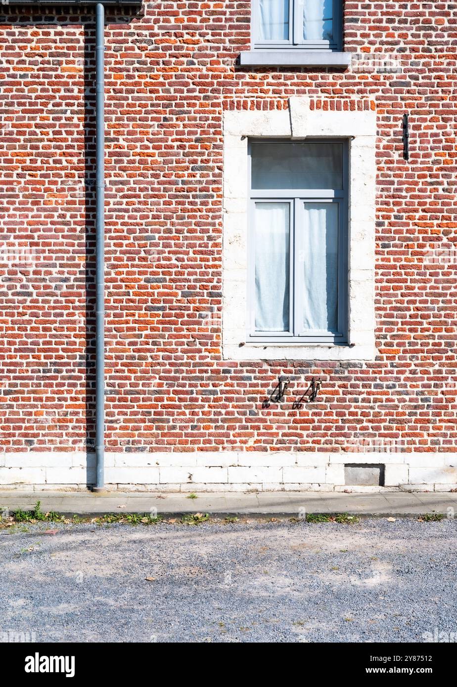 Facciata in mattoni e finestra della vecchia casa, Gréz-Dioceau, Belgio, 22 settembre 2024 Foto Stock