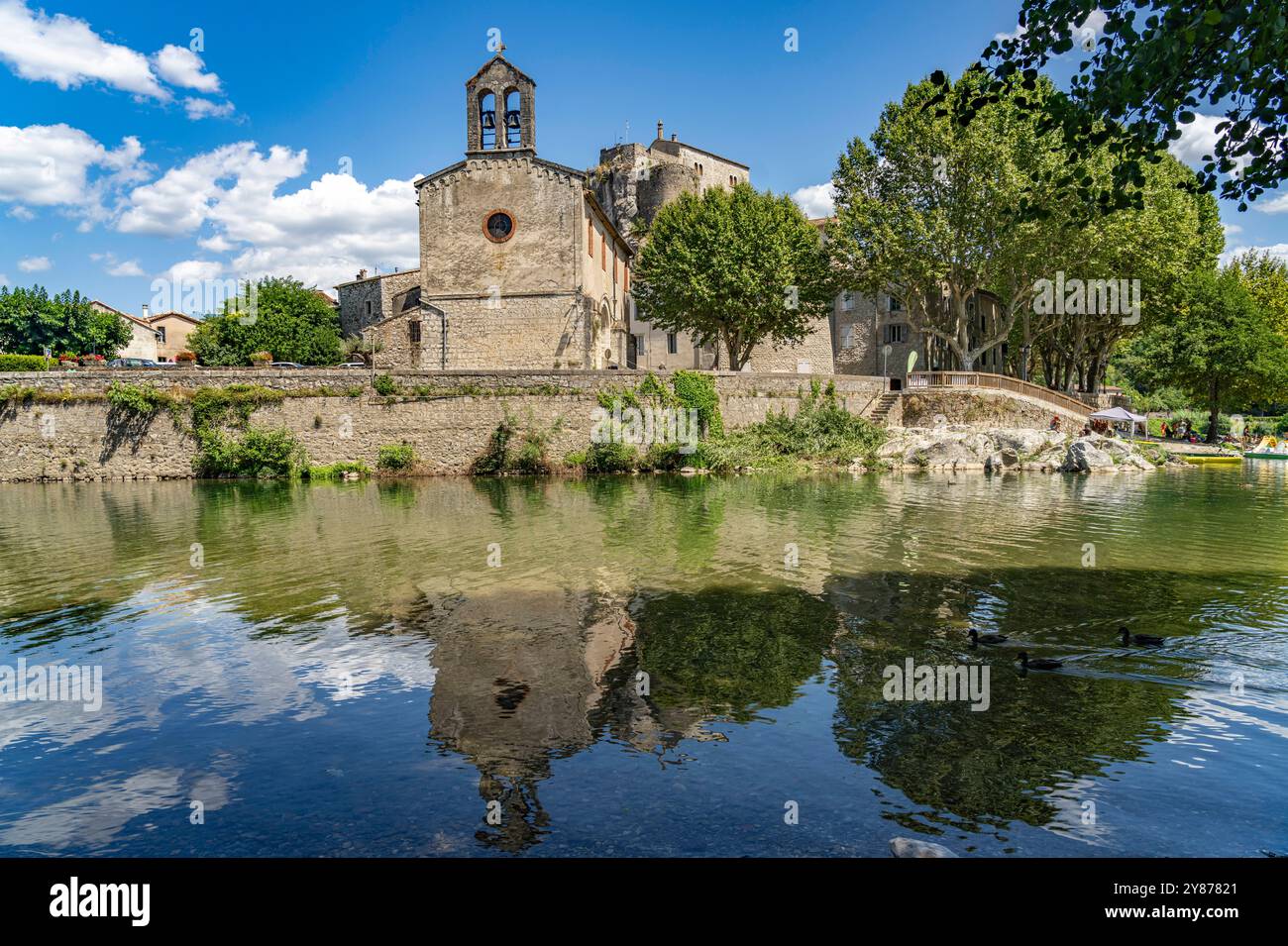 Laroque Die Kirche Sainte-Marie-Madeleine, Burg Chateau de Laroque und der Fluss HÃ rault in Laroque, Frankreich, Europa Church Sainte-Marie-Madeleine Foto Stock