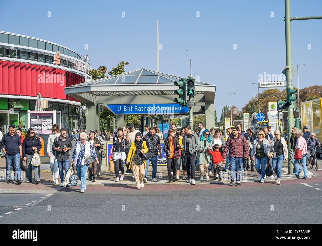 Passanten, Fußgängerampel, seegefelder Straße, Spandau, Berlino, DEUTSCHLAND +++ NESSUN RILASCIO DEL MODELLO!!! Foto Stock