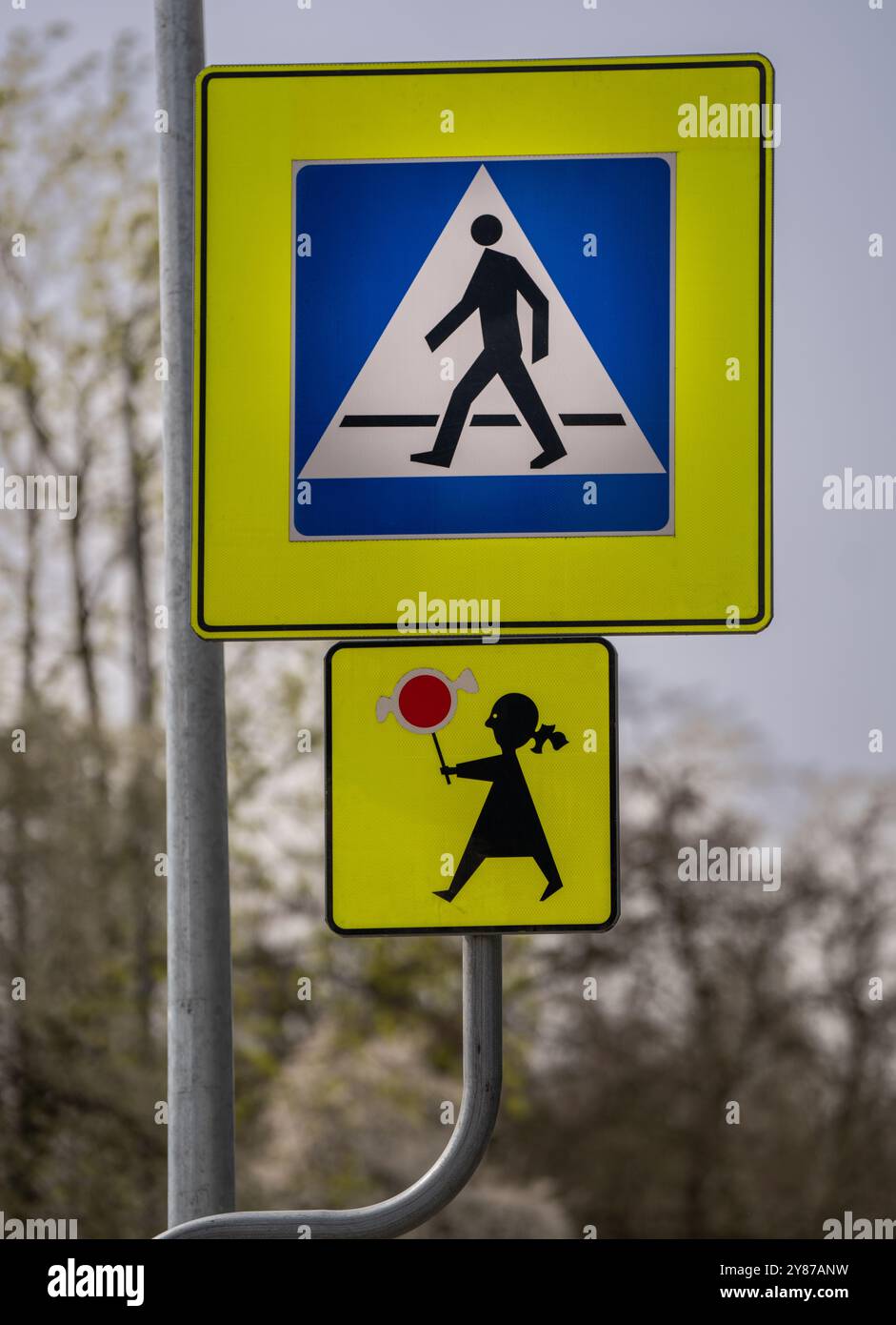 Attraversamento pedonale e per bambini. Segnali stradali polacchi. Foto Stock