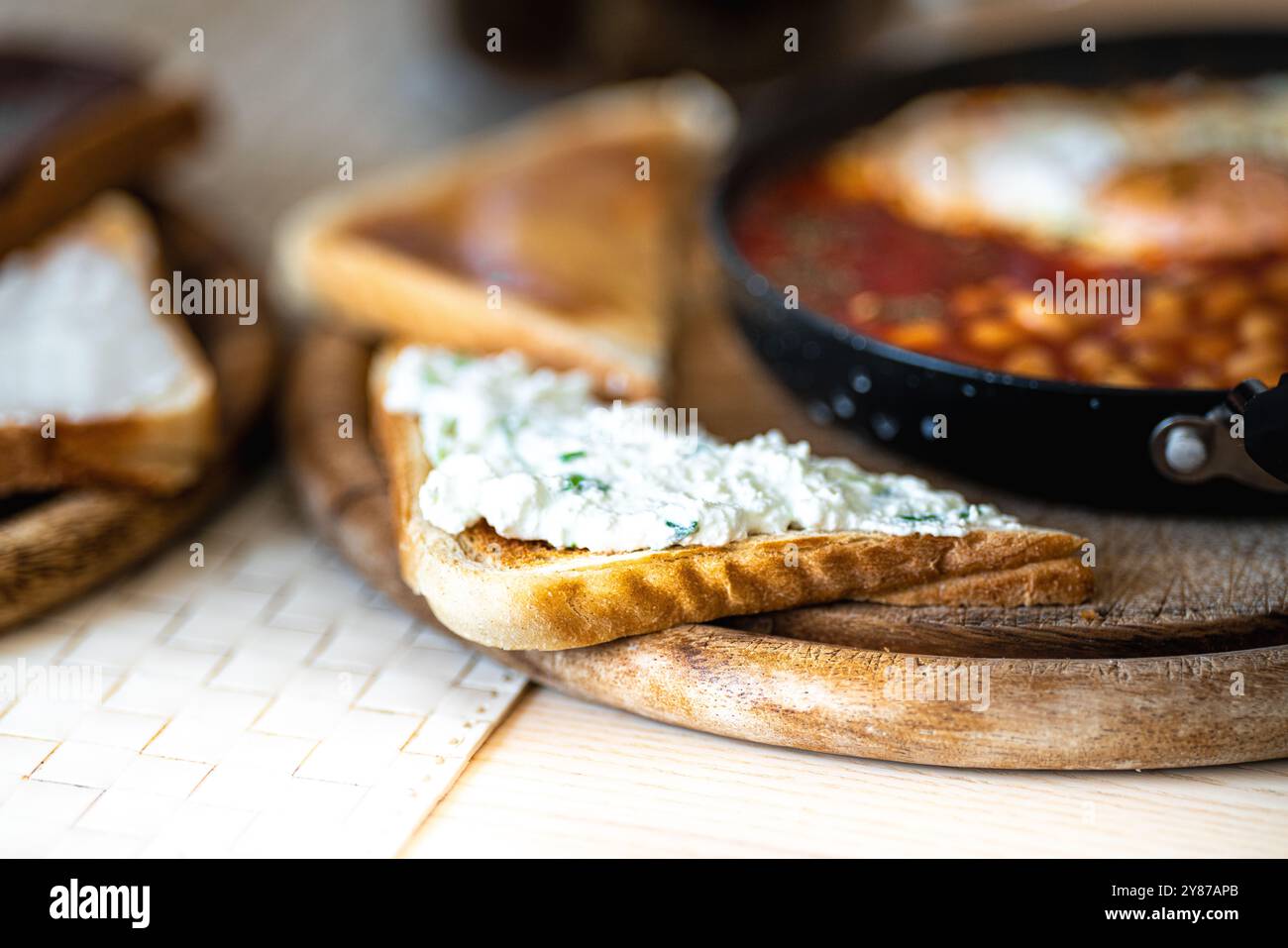 Menu colazione all'inglese, toast all'eggnog con formaggio fresco Foto Stock