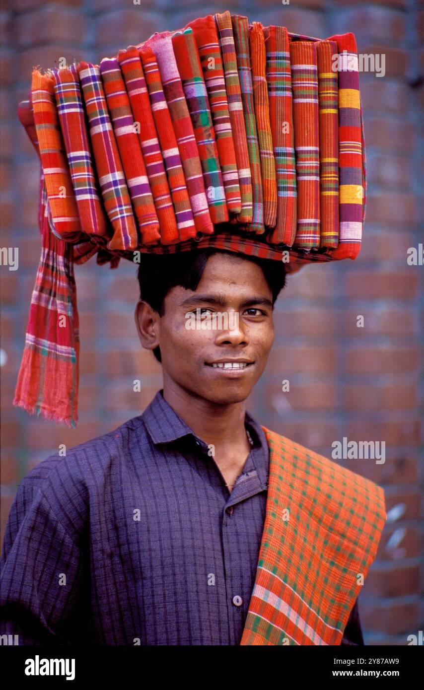 Bangladesh, Dacca, venditrice di tessuti. Foto Stock