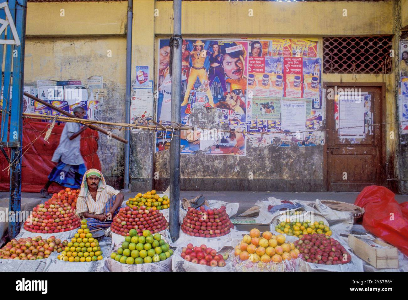 Bangladesh, Dacca, verdura e frutta in vendita per strada. Foto Stock