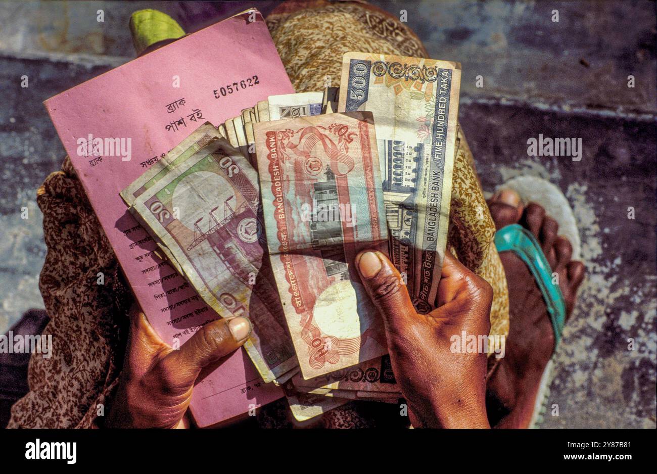 Bangladesh, Manikganj, donna ha ricevuto un prestito di credito dalla banca Grameen e sta contando i soldi. Foto Stock