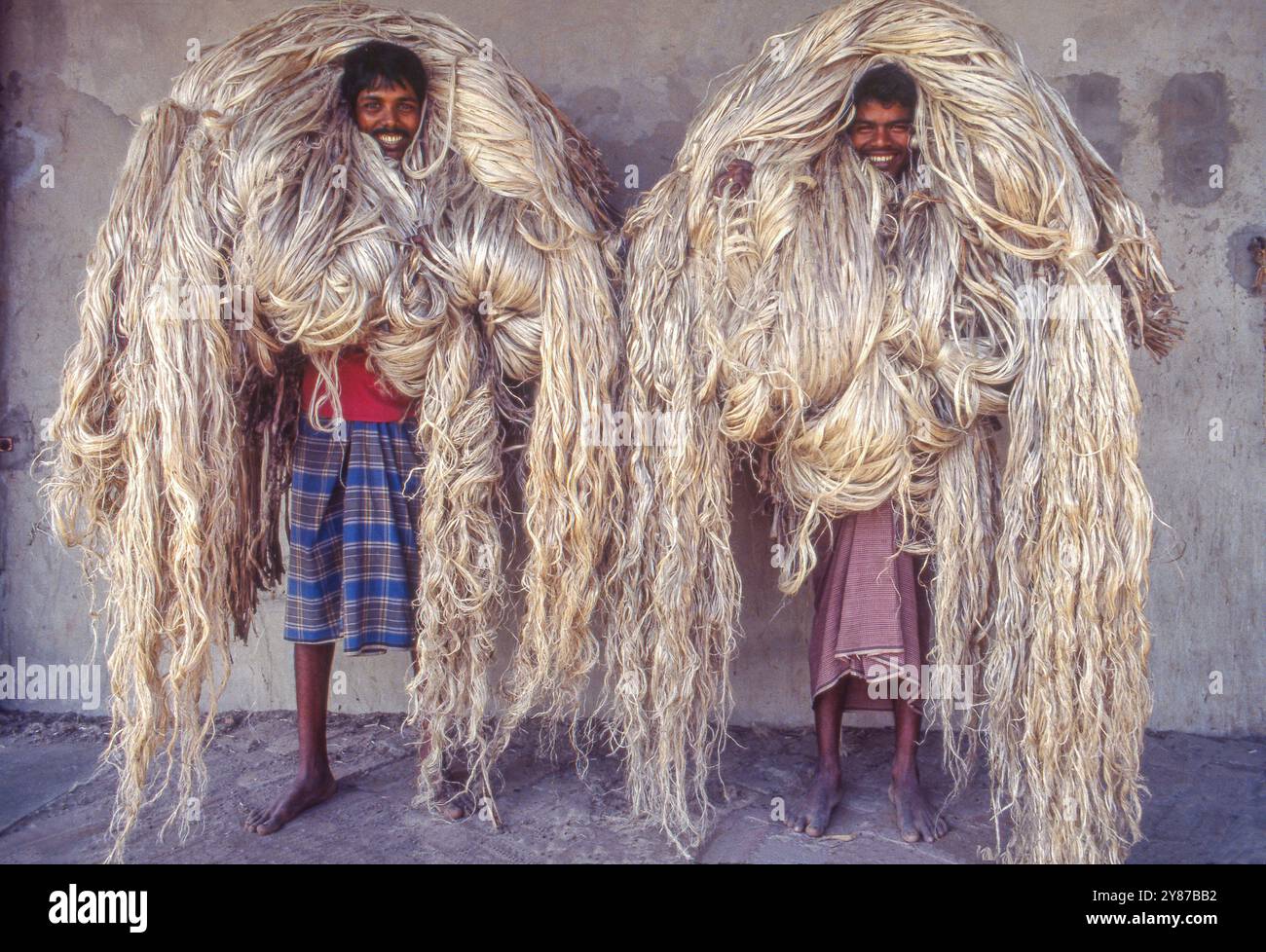 Bangladesh, Sadarghat, due lavoratori hanno scaricato una nave con iuta. Foto Stock