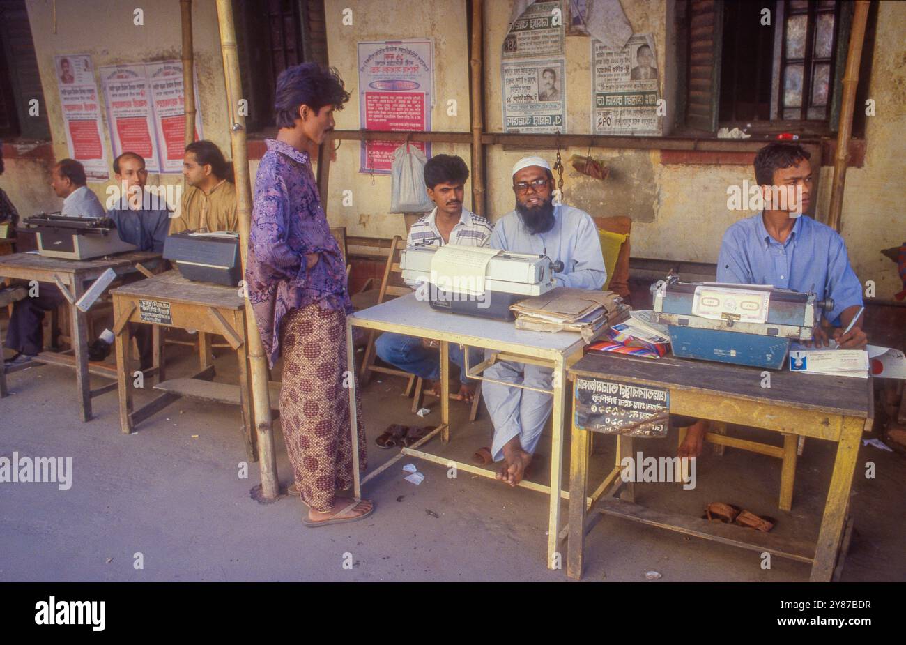 Bangladesh, Dacca, scrittori con macchine da scrivere compilano moduli e/o scrivono lettere per analfabeti. Foto Stock