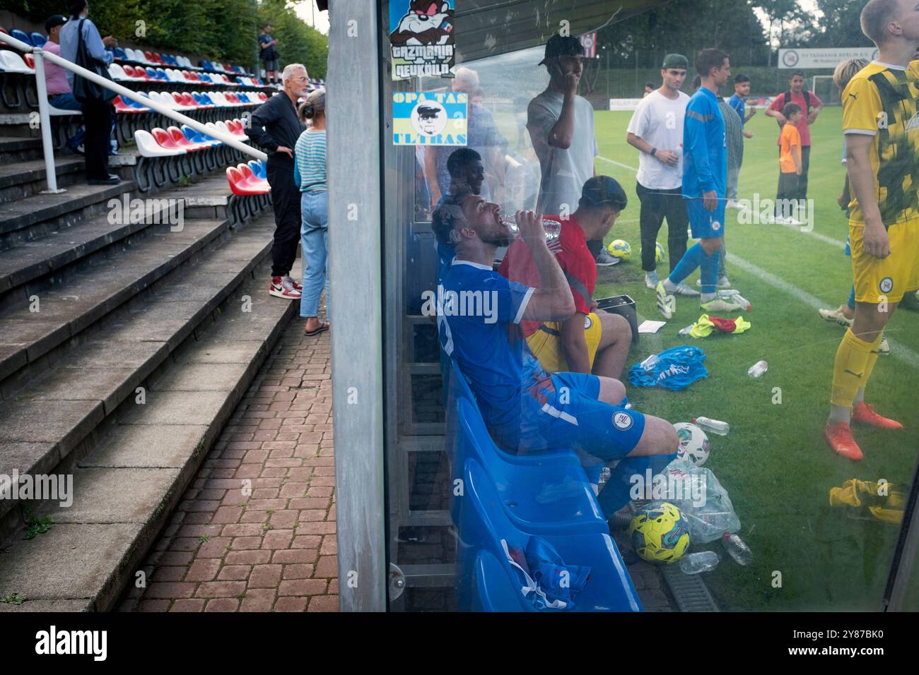 Un giocatore di casa che beve qualcosa alla fine della partita mentre il SV Tasmania Berlin gioca con Hansa Rostock II in una partita NOFV-Oberliga Nord al Werner-Seelenb Foto Stock