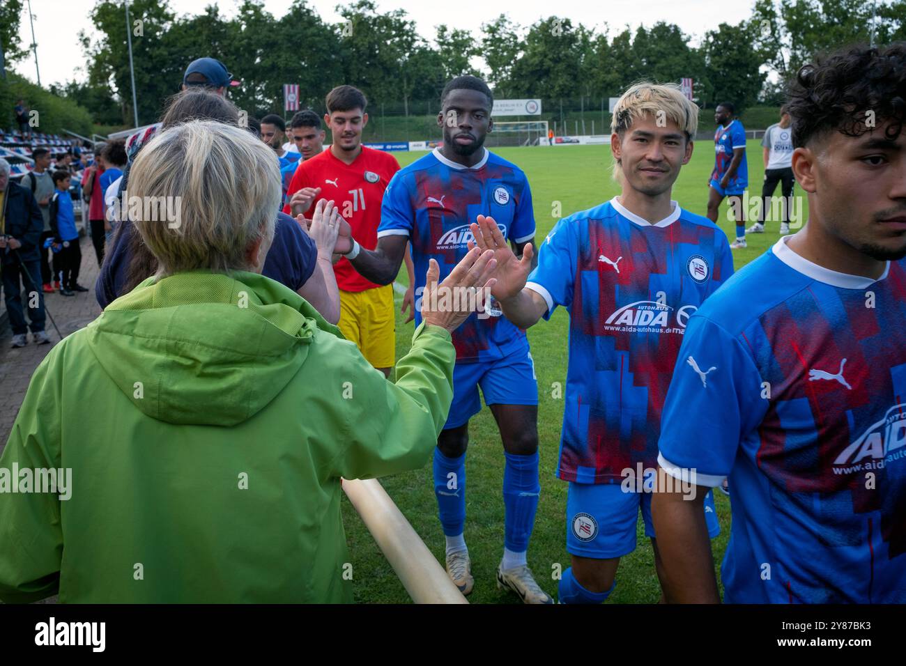 I tifosi casalinghi consolare la loro squadra al termine della partita, mentre il SV Tasmania Berlin gioca all'Hansa Rostock II in una partita NOFV-Oberliga Nord al W Foto Stock