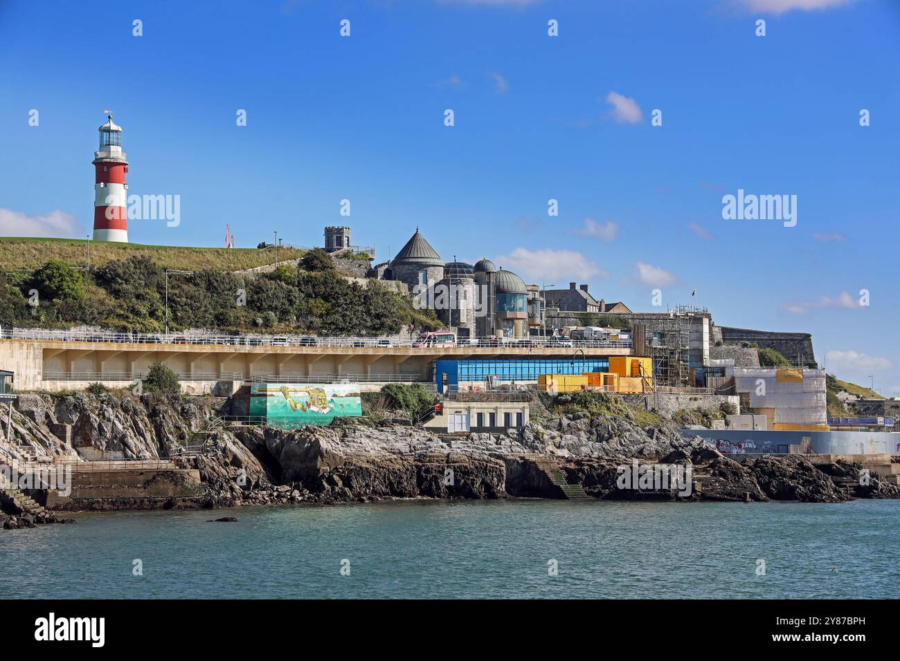Fuori stagione e l'iconico stile art deco di Plymouth TInside Lido è coperto da impalcature e accumuli, mentre un aggiornamento trasformativo da milioni di sterline Foto Stock