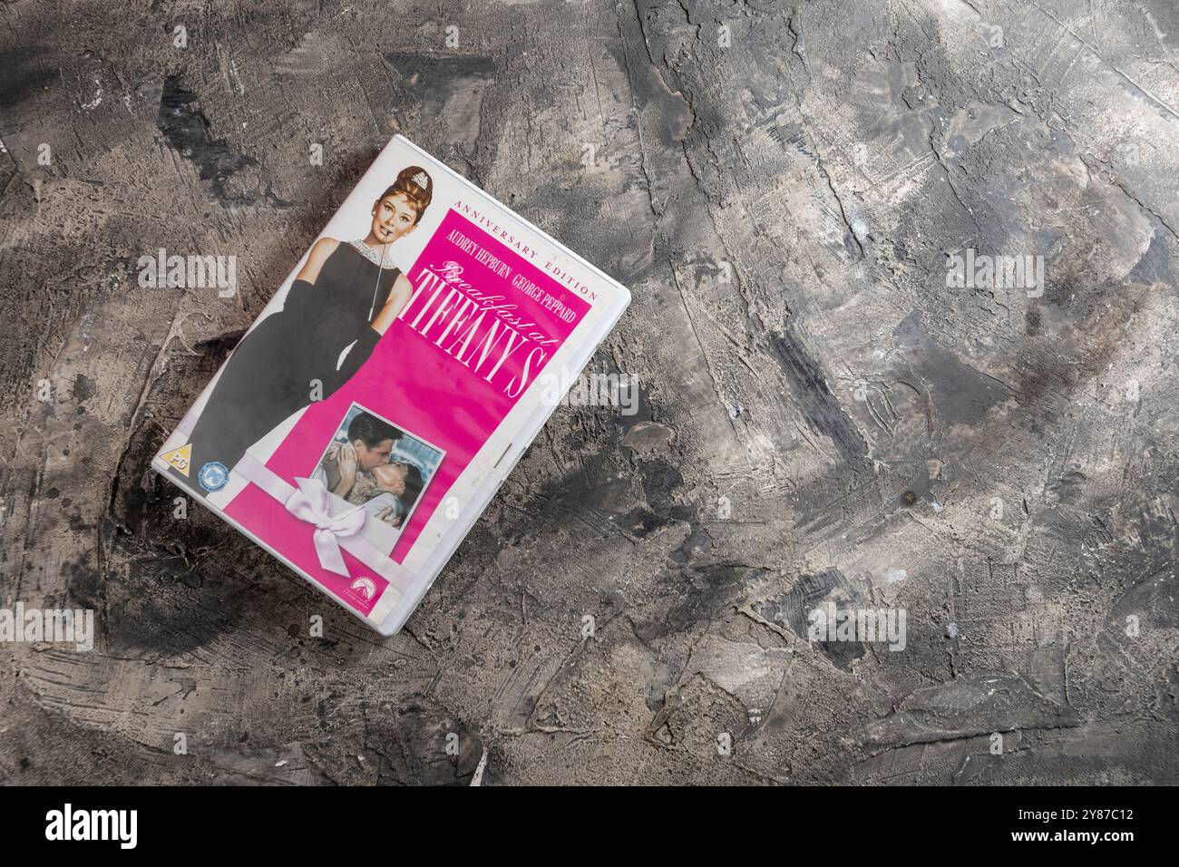 DVD della commedia romantica del 1961 colazione al Tiffanys interpretato da George Peppard con Audrey Hepburn nell'iconico abito da sera nero con guanti lunghi Foto Stock