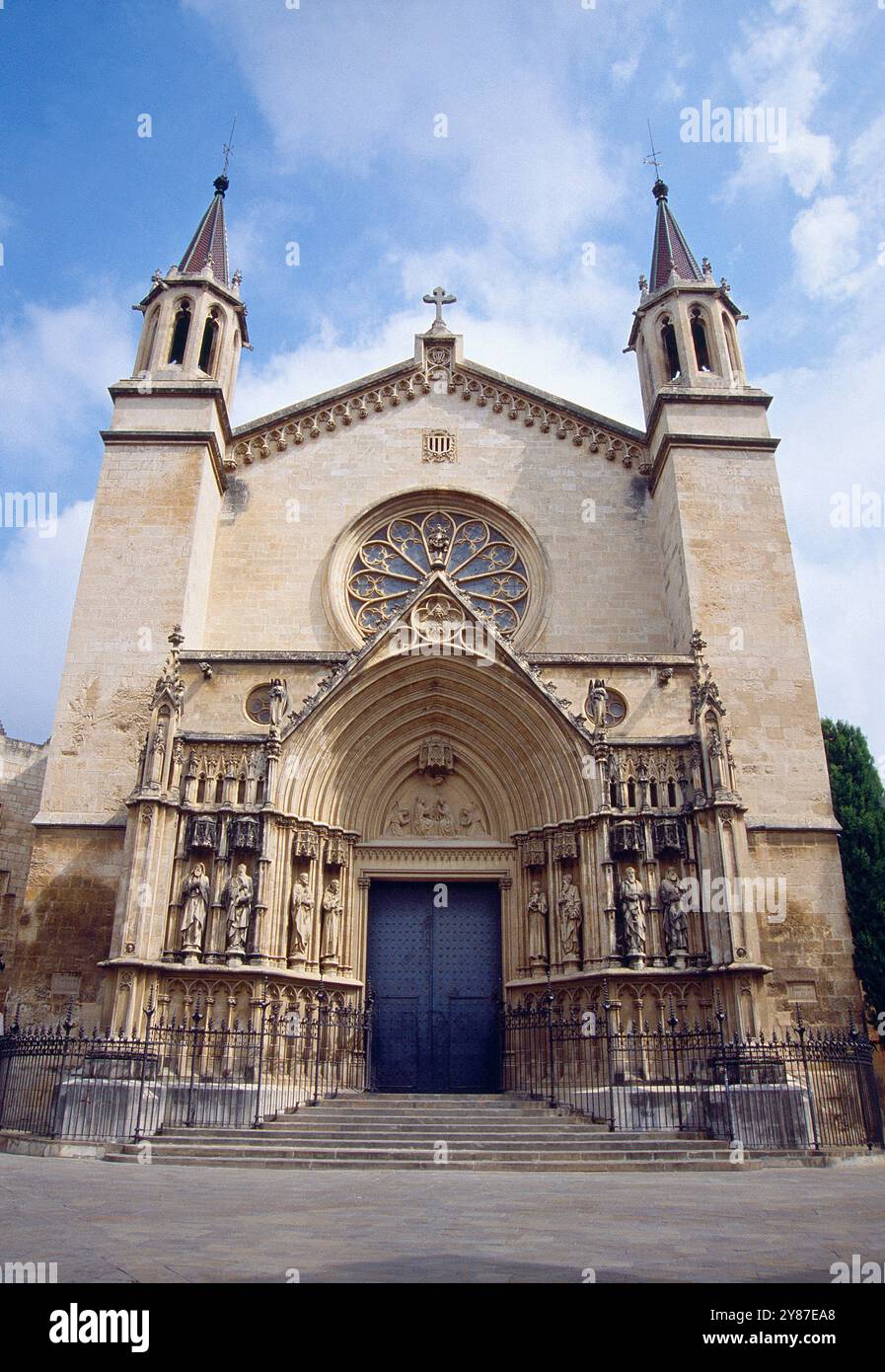 La facciata della chiesa di Santa Maria. Vilafranca del Penedes, provincia di Barcellona, in Catalogna, Spagna. Foto Stock