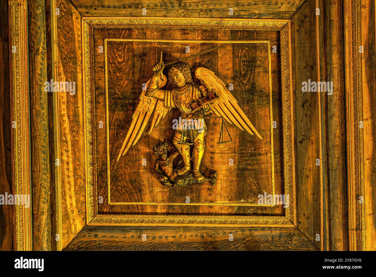 La statua dell'Arcangelo Gabriele al centro del soffitto a cassettoni nella Collegiata di San Michele Arcangelo. Città Sant'Angelo, Abruzzo Foto Stock