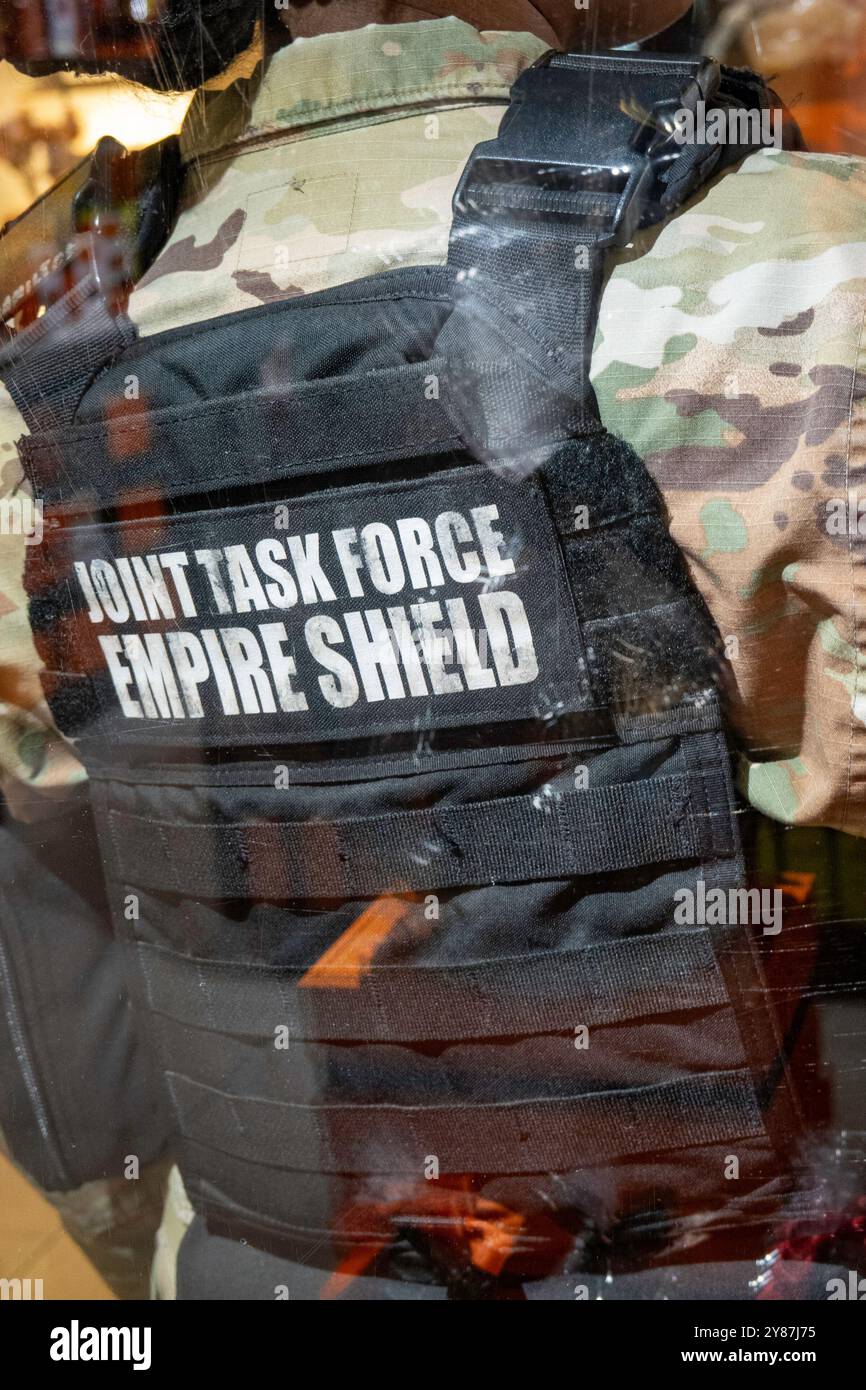 I soldati della guardia nazionale assistono nel pattugliamento del Grand Central Terminal con il poliziotto dello stato di New York, 2024, New York City, Stati Uniti Foto Stock