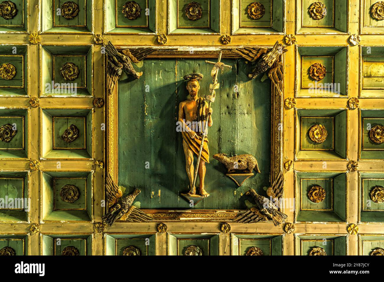 Soffitto a cassettoni con la statua di San Giovanni Battista e l'Agnus dei al centro. Città Sant'Angelo, provincia di Pescara, Abruzzo, Italia, Europa Foto Stock