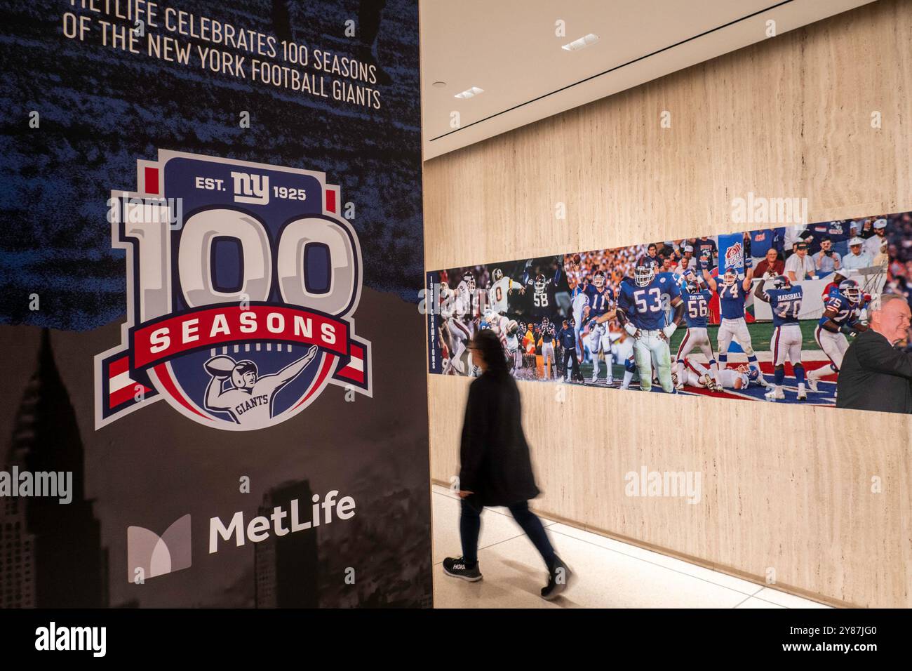 Mostra nella lobby MetLife, che segna la stagione 100 del football dei New York Giants nella NFL, New York City, Stati Uniti 2024 Foto Stock