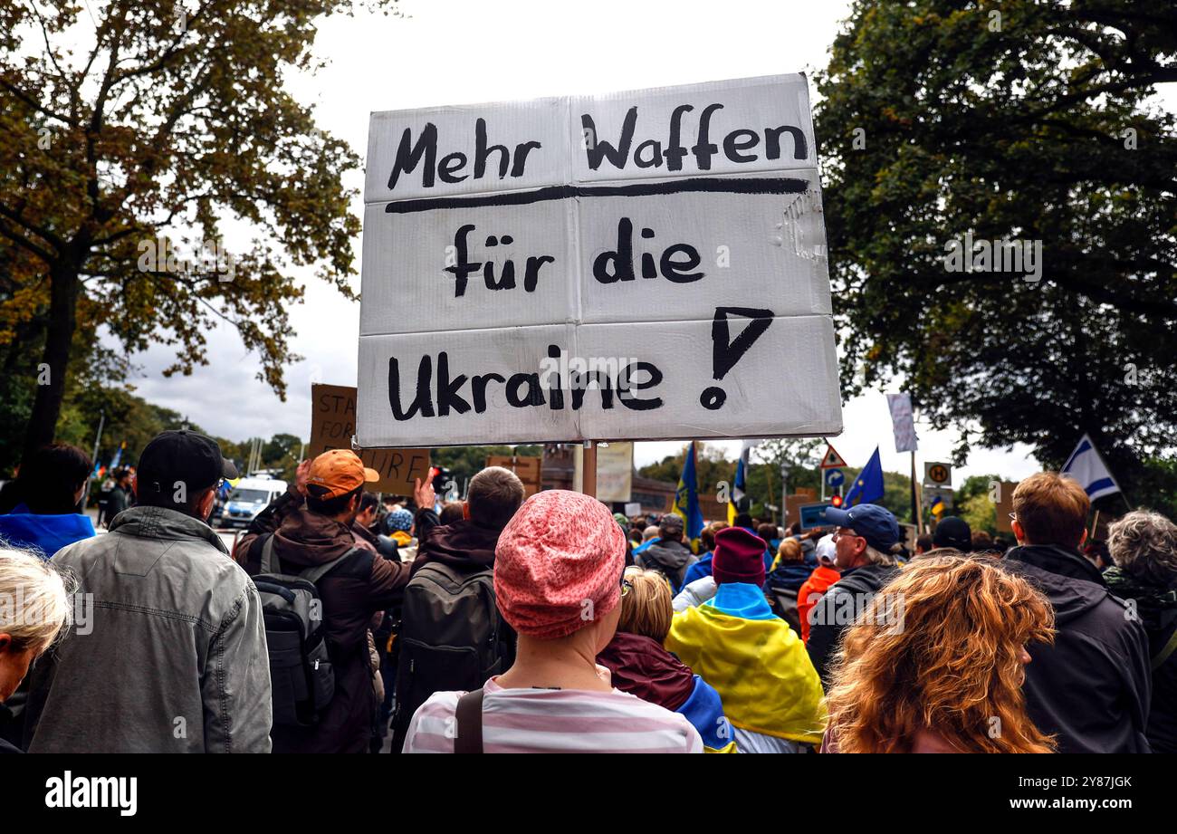 GEGENDEMO Euer Frieden ist unser Todesurteil Ukrainer fordern mehr Waffen für die Ukraine bei der Gegendemo Euer Frieden ist unser Todesurteil , Berlino, 03.10.2024. Berlin Berlin Deutschland *** GEGENDEMO la vostra pace è la nostra condanna a morte gli ucraini chiedono più armi per l'Ucraina alla contromanifestazione la vostra pace è la nostra condanna a morte , Berlino, 03 10 2024 Berlino Berlino Berlino Germania Foto Stock