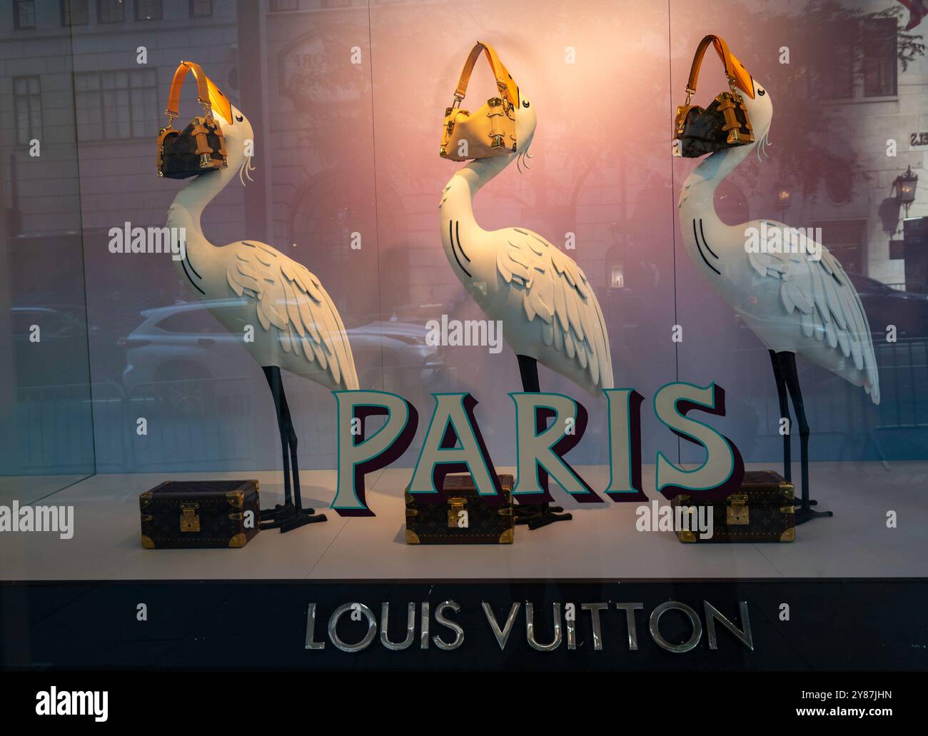 Finestra di Louis Vuitton sulla Fifth Avenue e sulla 57th Street, NYC, USA 2024 Foto Stock