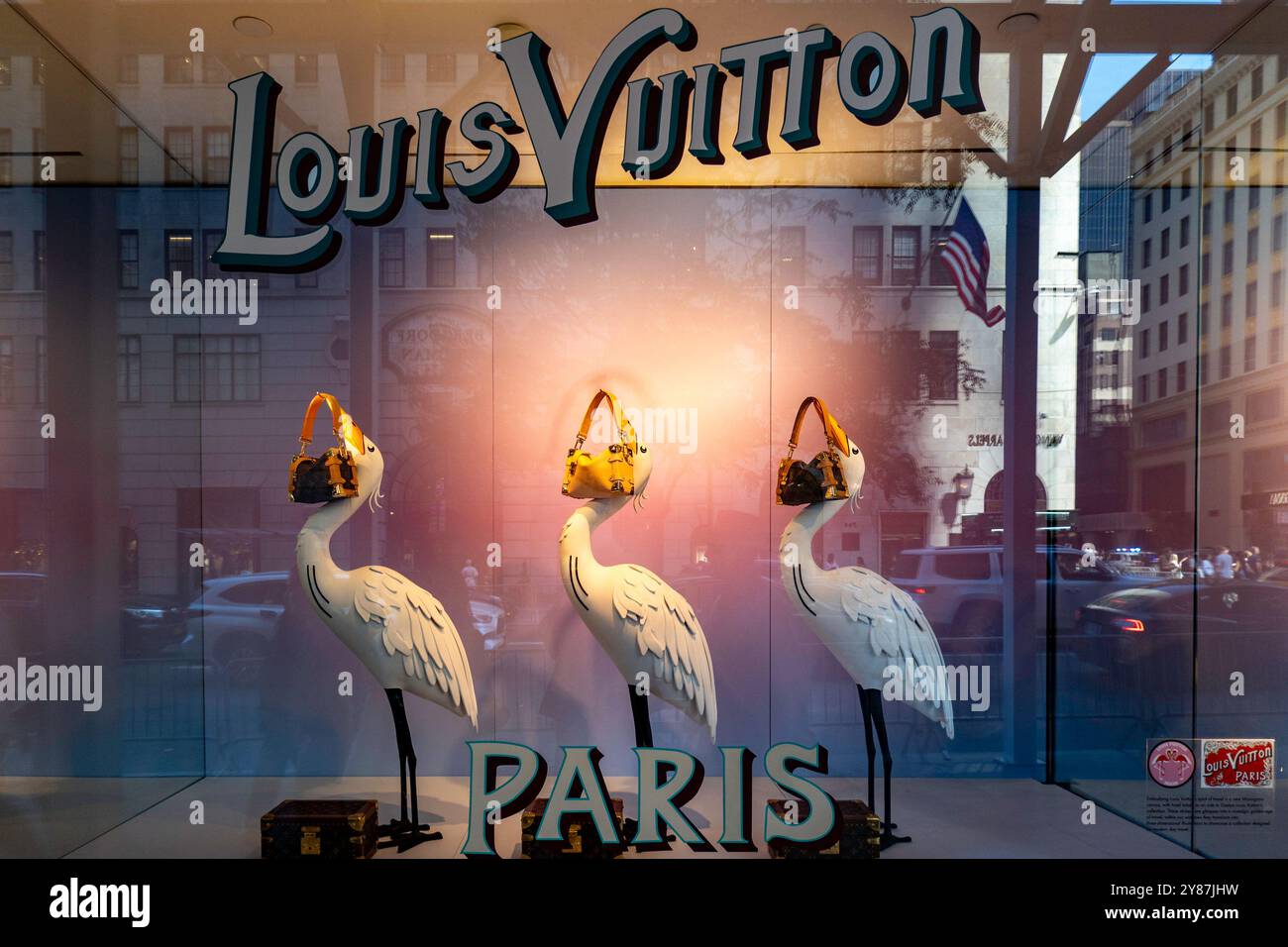 Finestra di Louis Vuitton sulla Fifth Avenue e sulla 57th Street, NYC, USA 2024 Foto Stock