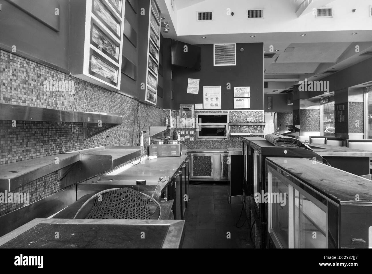 Un ristorante abbandonato che raccoglie polvere a Midtown Manhattan, 2024, New York City, Stati Uniti Foto Stock