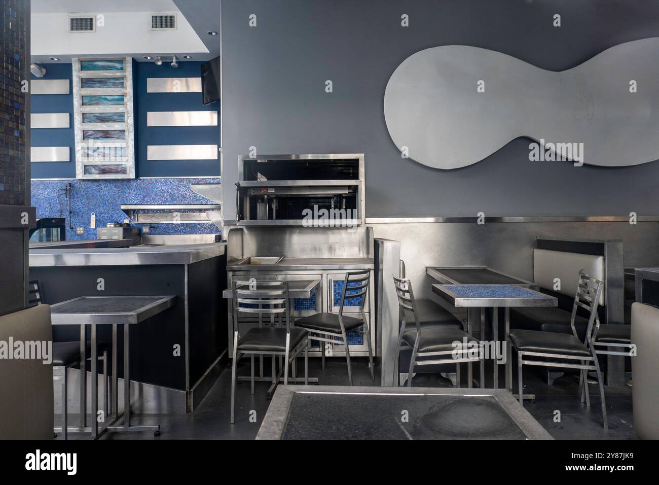 Un ristorante abbandonato che raccoglie polvere a Midtown Manhattan, 2024, New York City, Stati Uniti Foto Stock