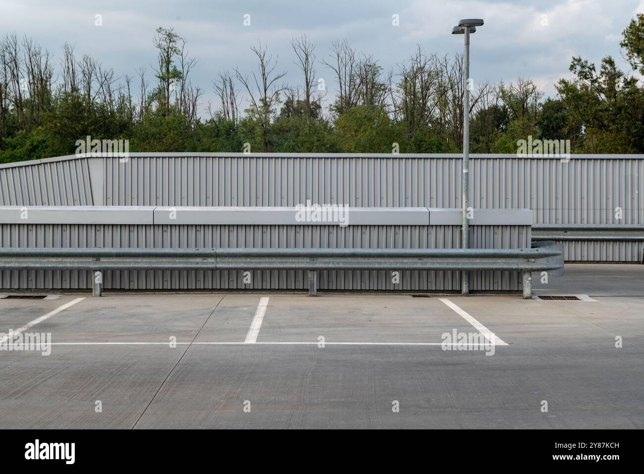 parcheggiare l'auto in città, parcheggiare i veicoli in aree urbane con linee bianche indica il parcheggio senza pagamento. parcheggio gratuito in un cortile Foto Stock