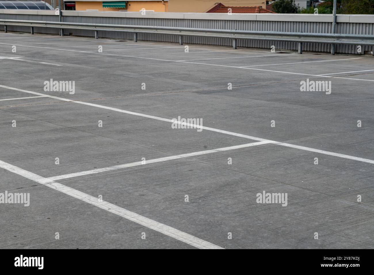 parcheggiare l'auto in città, parcheggiare i veicoli in aree urbane con linee bianche indica il parcheggio senza pagamento. parcheggio gratuito in un cortile Foto Stock