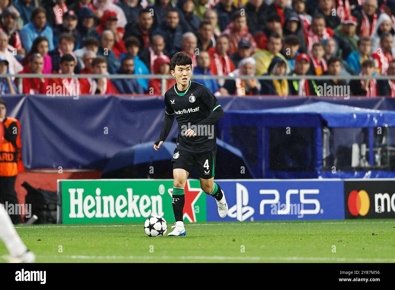 Girona, Spagna. 2 ottobre 2024. In-Beom Hwang (Feyenoord) calcio: Fase di UEFA Champions League partita del giorno 2 tra Girona FC 2-3 Feyenoord all'Estadi Municipal de Montilivi di Girona, Spagna. Crediti: Mutsu Kawamori/AFLO/Alamy Live News Foto Stock