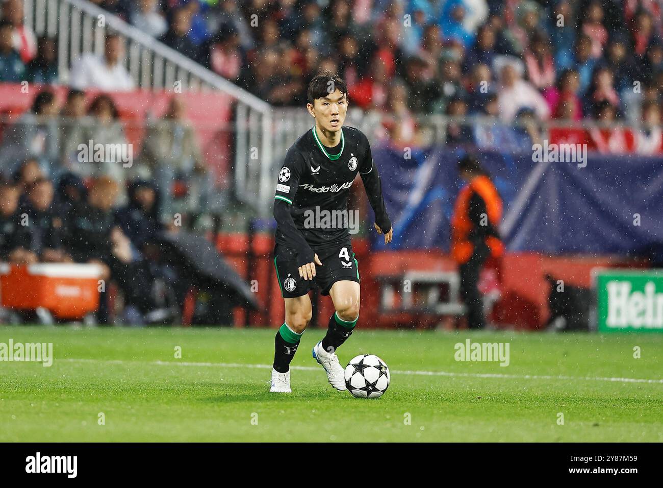 Girona, Spagna. 2 ottobre 2024. In-Beom Hwang (Feyenoord) calcio: Fase di UEFA Champions League partita del giorno 2 tra Girona FC 2-3 Feyenoord all'Estadi Municipal de Montilivi di Girona, Spagna. Crediti: Mutsu Kawamori/AFLO/Alamy Live News Foto Stock