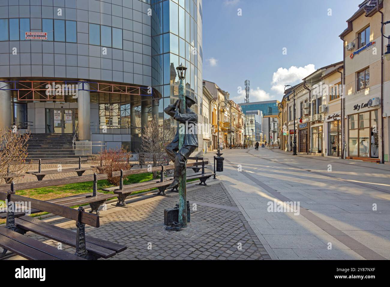 Craiova, Romania - 16 marzo 2024: Scultura di bronzo in Piazza dei Fratelli Buzesti nel centro della città durante la giornata di primavera. Foto Stock