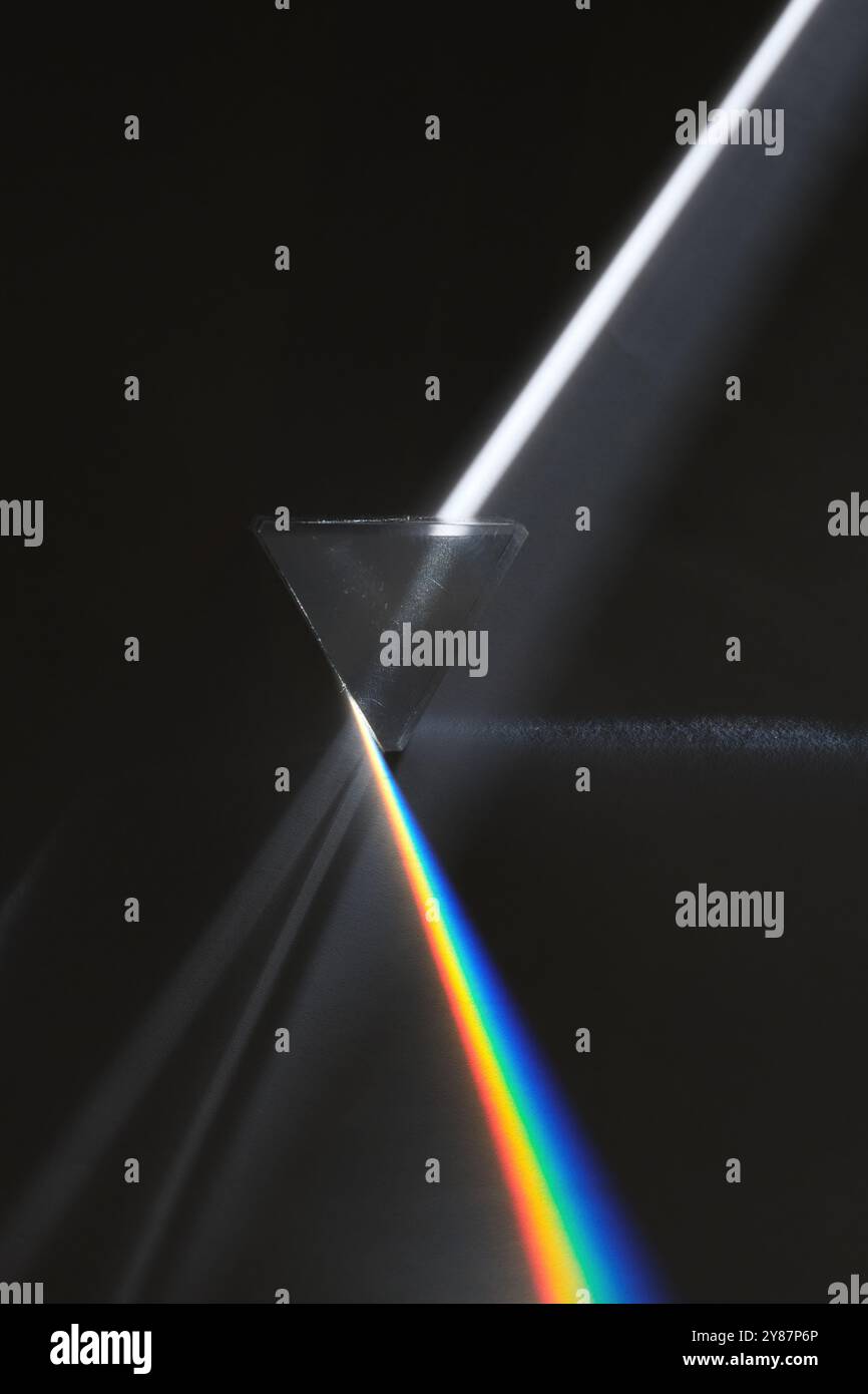 dispersione della luce bianca nello spettro in vetro prismatico Foto Stock