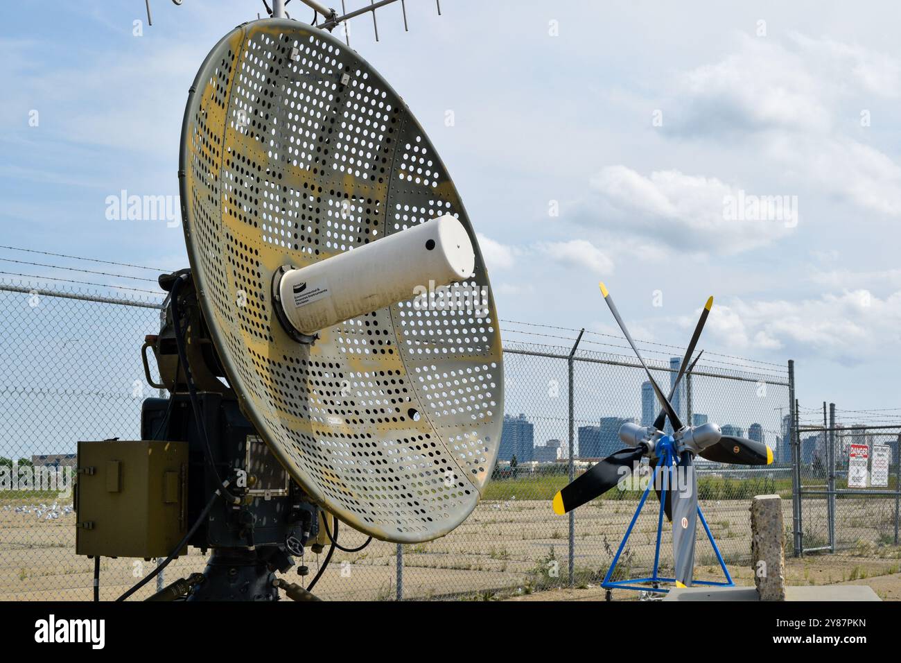 Antenna parabolica militare utilizzata per la comunicazione e la sorveglianza, che mette in mostra tecnologie avanzate e attrezzature strategiche. Foto Stock