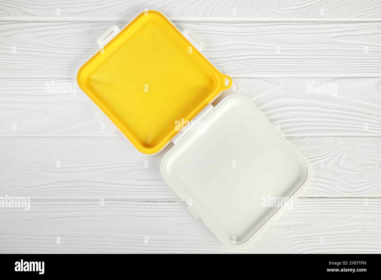 Svuotare la scatola sandwich in plastica su un tavolo di legno bianco Foto Stock