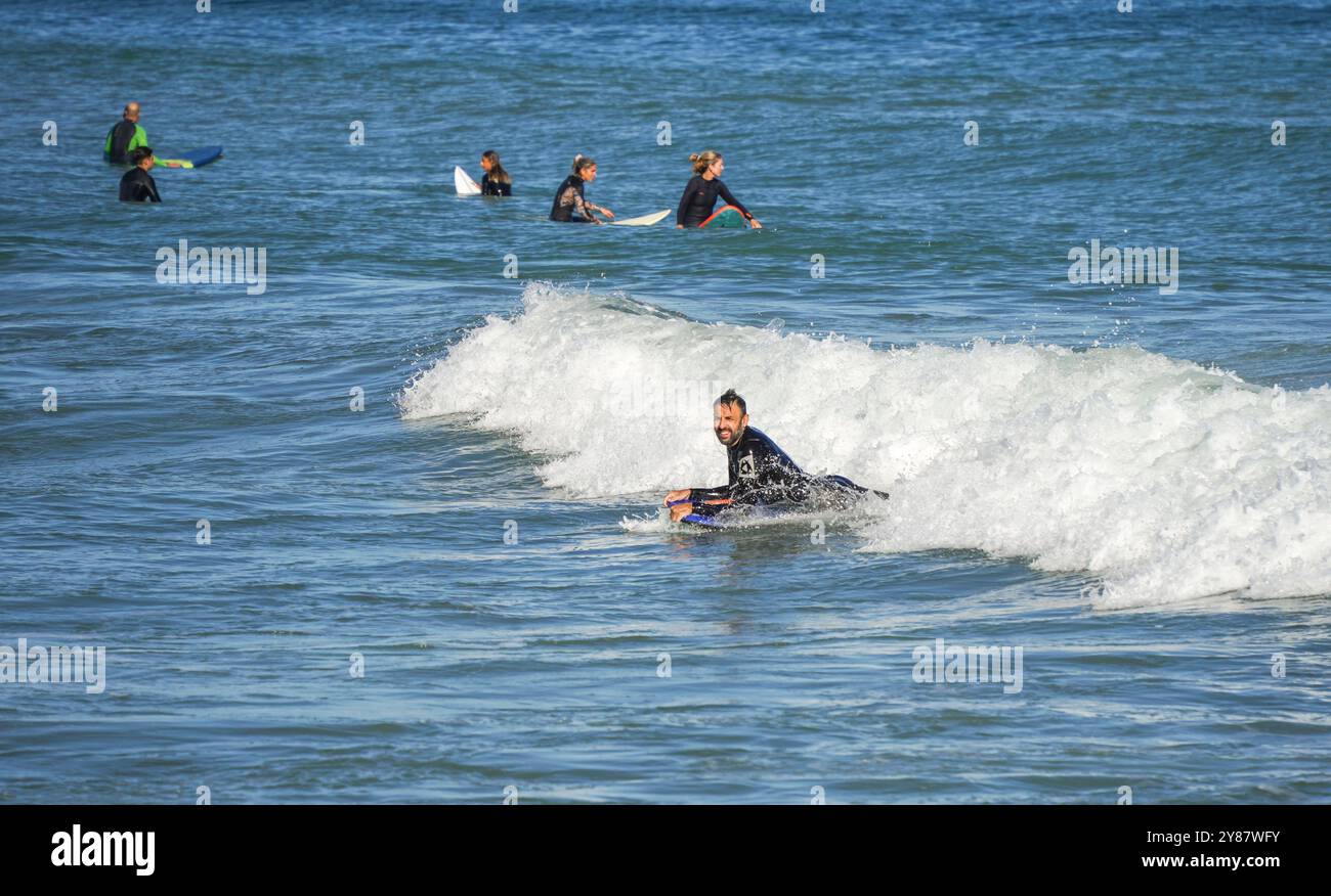Uomo su un bodyboard, Wave board cavalcare le onde in autunno, Fuengirola, Andalusia, Spagna. Foto Stock