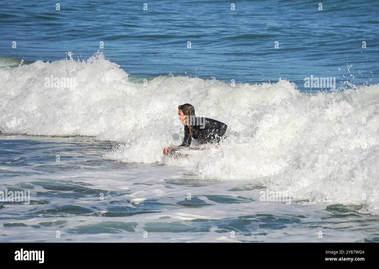 Uomo su un bodyboard, Wave board cavalcare le onde in autunno, Fuengirola, Andalusia, Spagna. Foto Stock