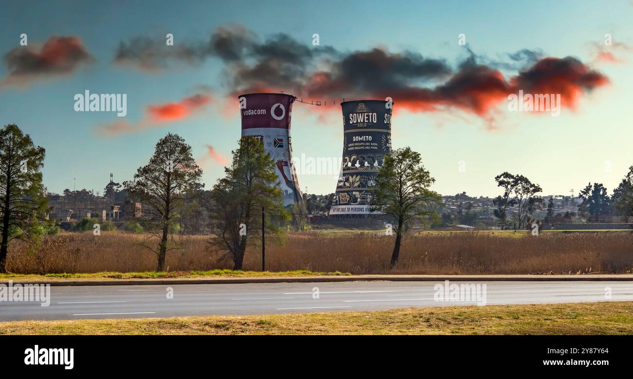 Orlando Power Station, una centrale elettrica a carbone dismessa a Soweto, cittadina della città di Johannesburg, Sudafrica. Le torri di raffreddamento sono Foto Stock